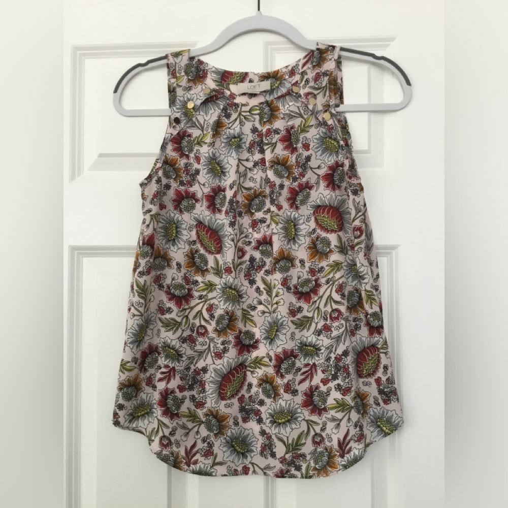 LOFT FLORAL SLEEVELESS BLOUSE BUTTON ACCENT
